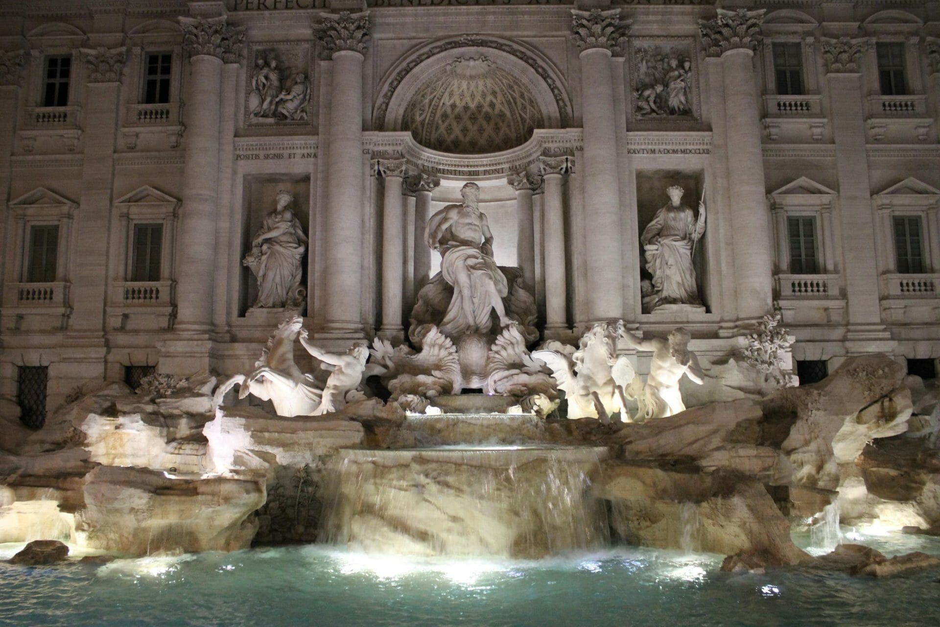 things to do in Rome trevi fountain by night