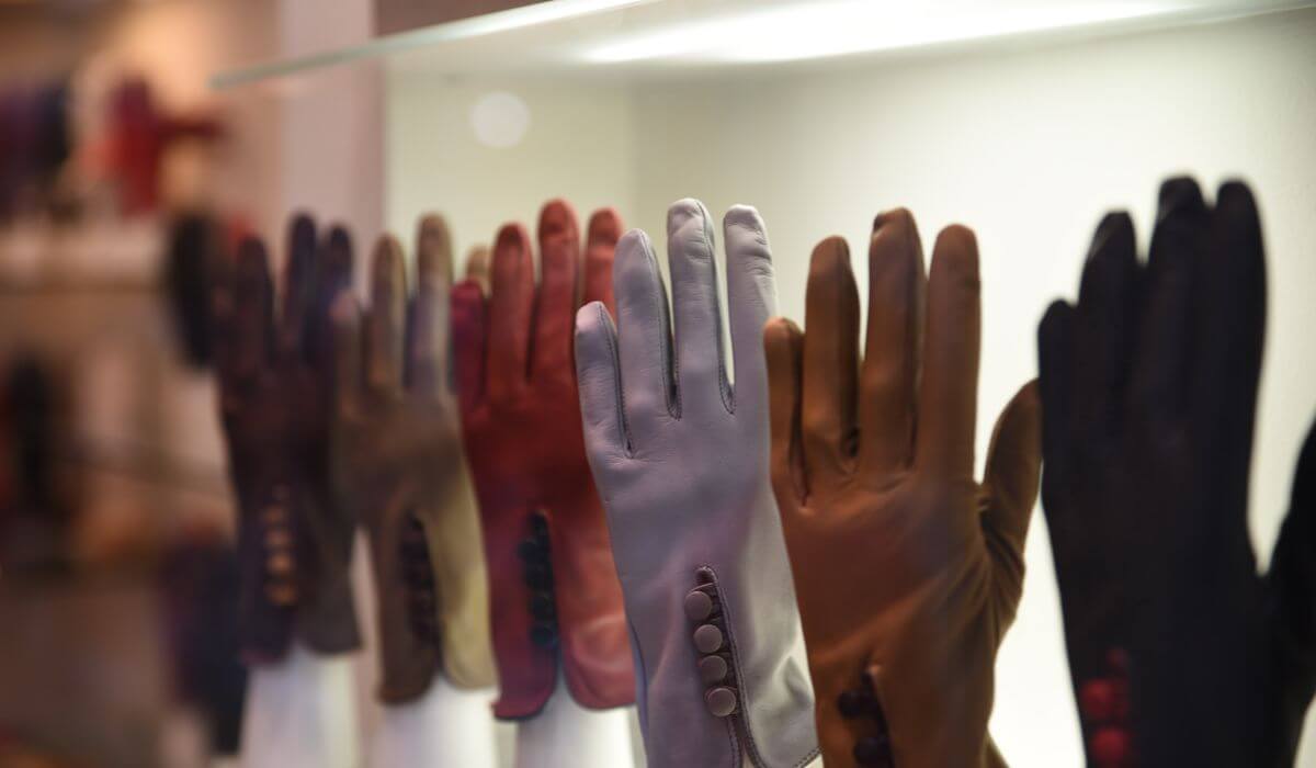 expensive_rome_souvenirs Leather gloves as a gift from Italy