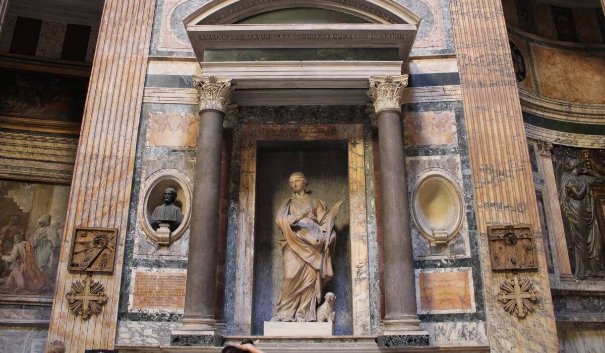Visit Pantheon when raining in Rome