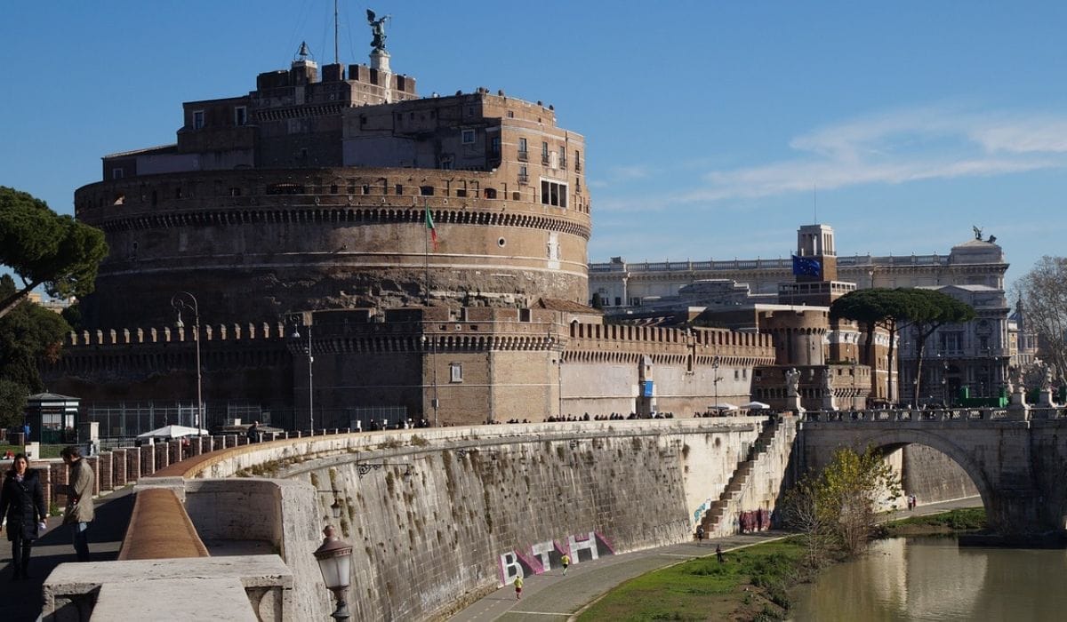 Walk near Castel Sant’Angelo